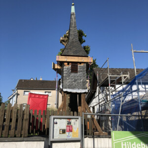 Der intakte Glockenturm wird im Kapellengarten "zwischengeparkt"